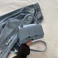 Borsa a trapezio celeste in ecopelle con fondo arrotondato e manico superiore - Blu