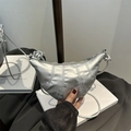 Sac à bandoulière croissant argenté avec texture plissée et fine lanière assortie - Argent