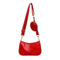 Sac à bandoulière rouge vif avec pochette assortie et boucles dorées chic - Rouge