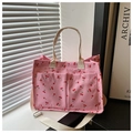 Detail der rosa Tasche mit Kirschmuster, zwei Fronttaschen und verstellbarem Gurt - Rosa