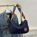 Dunkelblaue Canvas-Umhängetasche mit buntem Schultergurt und dekorativem Lederaufnäher - Dunkelblau