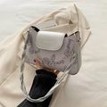 Silberne und lavendelfarbene Schmetterlingstasche mit floraler Kette und Schultergurt - Silber