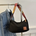 Minimalistische schwarze Segeltuchtasche mit buntem Webgurt im modischen Freizeitstil - Schwarz