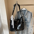 Borsa tote nera lucida con ricamo numero 10 e nastro in pizzo bianco in stile elegante - Nero