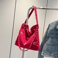 Sac fourre-tout en velours côtelé rouge avec broderie Future sur un cintre - Rouge