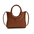 Minimalistische braune Lederhandtasche mit kreisförmigem Griff und praktischem Schultergurt - Braun