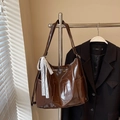 Borsa tote in ecopelle marrone scuro con numero dieci goffrato e nastro di pizzo bianco - caffè
