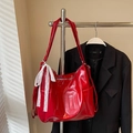 Sac cabas en cuir rouge brillant avec nœud en dentelle blanche et numéro 10 embossé - Bordeaux