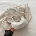 Bolso de media luna blanco en cuero sintético con grano y colgante de trébol plateado - Blanco