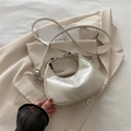 Elegante bolso de hombro medialuna blanco perla con cadena metálica de trébol plateado - Beige Holográfico