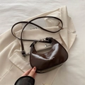 Bolso de media luna marrón oscuro en cuero brillante con correa ajustable y detalle cadena - Marrón