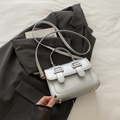 Bolso bandolera mini plateado metalizado con hebillas doradas y asa superior para mujer - Plateado