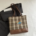 Borsa tote a scacchi marrone con ricamo a fumetti e base in pelle su un blazer - Base Marrone a Strisce Blu
