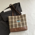 Borsa tote a quadri marroni con ricamo a bassotto e tracolla su blazer nero - Base Grigia a Strisce Blu