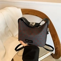 Borsa chic in tela grigia con cuori rossi e manici in pelle nera elegante - Grigio Con Cuore Rosso