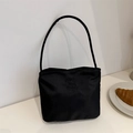 Sac à bandoulière en toile noire chic avec lettrage brodé pour un look vintage rétro - Noir