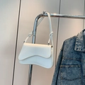 Bolso de hombro de cuero blanco con solapa ondulada y correa anudada en percha - Blanco
