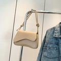 Bolso de hombro beige minimalista con solapa curva y nudo decorativo en la correa - Caqui