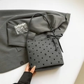 Elegante borsa a spalla grigia con pois neri e fiocchi raffinati in stile moderno 2024 - Modello a fiocco