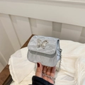Mini silberne Umhängetasche aus Metallic-Leder mit Schmetterling und feiner Kette - Silber