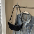 Minimalistische schwarze Wildleder Croissant Tasche mit Falten-Design und geknotetem Gurt - Schwarz