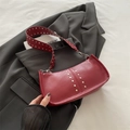 Borsa a spalla retrò in pelle PU rosso scuro con rivetti in metallo e tracolla larga - Rosso