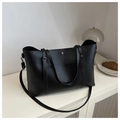 Detalle de bolso tote de cuero PU negro con textura de lichi y herrajes de metal plateado - Negro