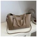 Detalle del bolso tote de color caqui en piel sintética con asas y correa ajustable - Caqui