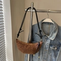 Schicke braune Leopard-Print Croissant-Tasche mit schwarzen Knotenriemen am Kleiderbügel - Leopard Braun