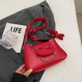 Sac à bandoulière rouge élégant avec nœud décoratif et chaîne florale argentée - Bordeaux