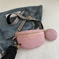 Sac de poitrine rose tissé avec large bandoulière géométrique et petite pochette - Rose