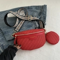 Sac bandoulière rouge avec texture tissée, sangle large et petit porte-monnaie - Rouge