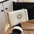 Schicke weiße Umhängetasche aus geprägtem Leder mit Strass-Blumenschnalle und Silberkette - Weiß