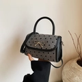 Borsa a tracolla grigia con stampa a cuori, dettagli in pelle e fiocco dorato - Cuore Grigio