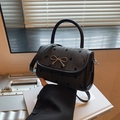 Borsa a tracolla nera chic con fiocco dorato decorativo e finitura testurizzata a pois - Polka Dot Nero
