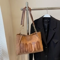 Braune Shopper-Tasche aus Wildlederimitat mit Kettenriemen und modischem Buchstaben-Patch - Braun