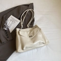 Grande borsa tote beige minimalista con chiusura a rotazione e tracolla a catena - Bianco Sporco