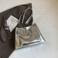 Grande borsa a tracolla argento metallizzato con trama stropicciata e catena - Argento