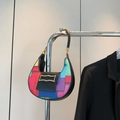 Retro Hobo Bag mit geometrischem Pixelmuster und schwarzen Lederdetails für Damen - Schwarz