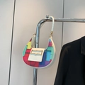 Weiße Hobo-Tasche aus Leder mit bunten geometrischen Mustern und goldener Schnalle am Bügel - Weiß