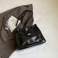 Grande borsa shopper nera con finitura lucida e chiusura in metallo argentato - Nero