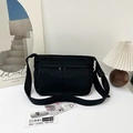 Minimalistische schwarze Nylon-Umhängetasche mit breitem Gurt und Doppelreißverschluss - Schwarz
