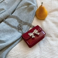 Donkerrode vierkante tas met zilveren metalen strik en een zilveren ketting - Rood