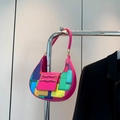 Retro bunte Patchwork-Halbmondtasche aus pinkfarbenem Leder mit goldener Schnalle - Rosarot