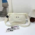 Minimalistische cremeweiße Tragetasche mit breitem Gurt und doppelten Vordertaschen - Gebrochenes Weiß