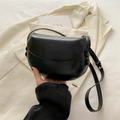Klassische schwarze matte Satteltasche aus Leder mit Goldschnalle und Schultergurt - Schwarz