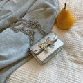 Chique zilveren crossbodytas met strikgesp en metalen kettingriem voor dames - Zilver