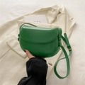 Schicke grüne halbmondförmige Satteltasche aus glattem Kunstleder mit Golddetails - Grün