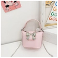 Rosa Mini-Eimertasche für Mädchen mit großer silberner Schleife und Metallkettenriemen - Rosa