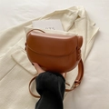 Braune Halbmond-Satteltasche aus Leder für Damen mit verstellbarem Riemen und Matt-Effekt - Braun